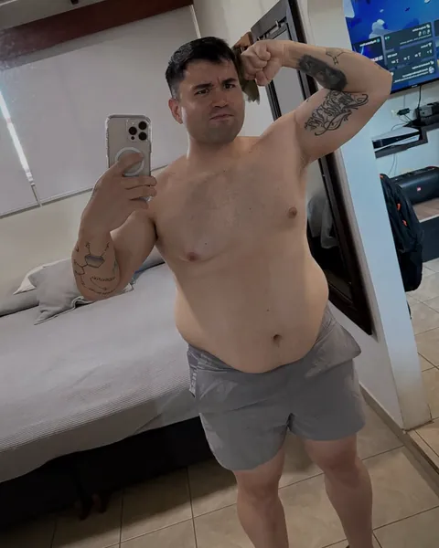 Miguel sin remera, sacándose una foto en el espejo de su cuarto: el arranque del comeback.